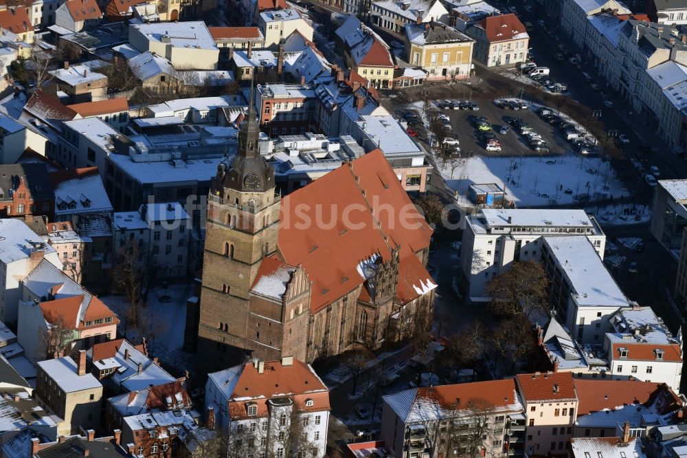 Luftbild Brandenburg an der Havel - Kirchengebäude Sankt Katharinen im winterlich schneebedeckten Altstadt- Zentrum in Brandenburg an der Havel im Bundesland Brandenburg