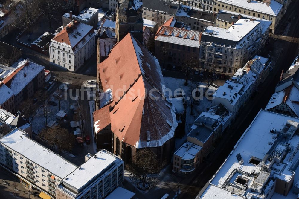 Luftaufnahme Brandenburg an der Havel - Kirchengebäude Sankt Katharinen im winterlich schneebedeckten Altstadt- Zentrum in Brandenburg an der Havel im Bundesland Brandenburg