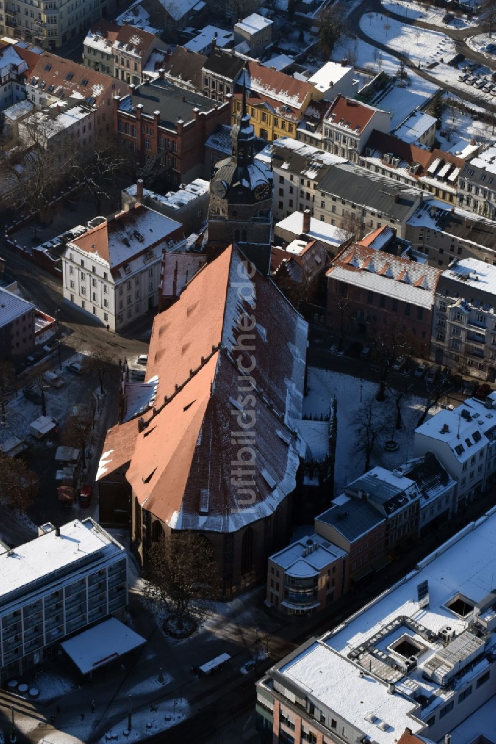 Brandenburg an der Havel aus der Vogelperspektive: Kirchengebäude Sankt Katharinen im winterlich schneebedeckten Altstadt- Zentrum in Brandenburg an der Havel im Bundesland Brandenburg