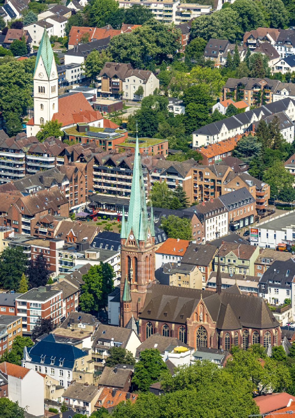 Gladbeck von oben - Kirchengebäude der Sankt Lamberti Kirche in Gladbeck im Bundesland Nordrhein-Westfalen