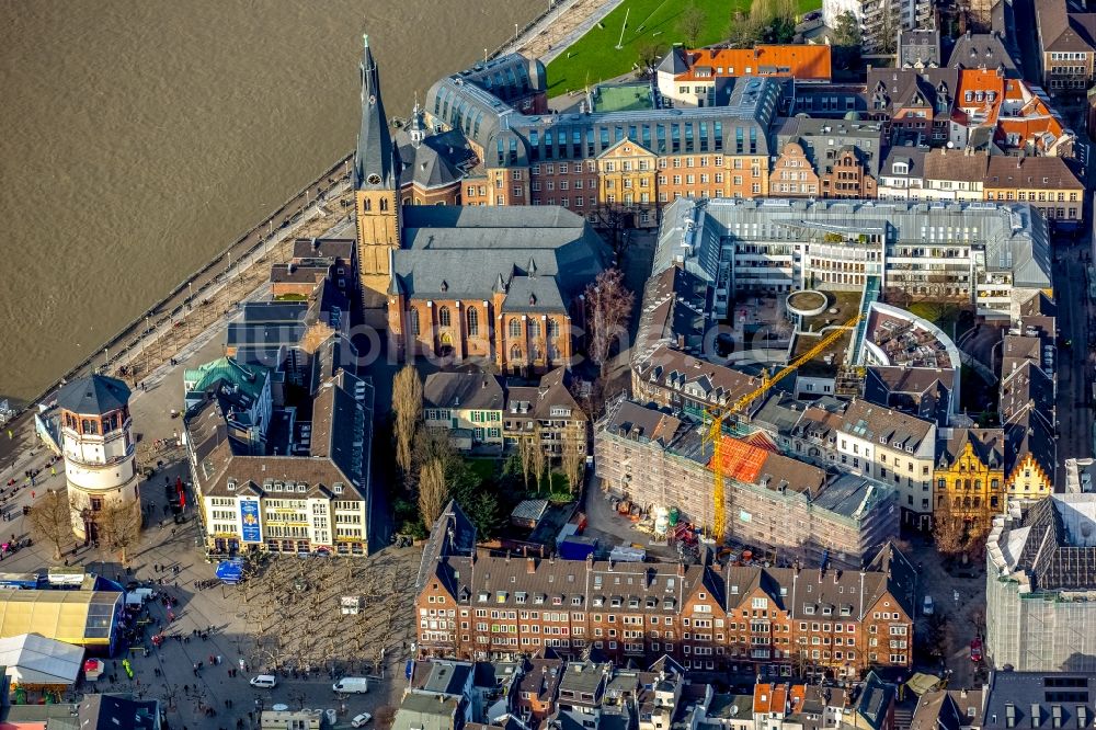 Luftbild Düsseldorf - Kirchengebäude Sankt Lambertus und Schlossturm am Burgplatz am Ufer des Flusses Rhein im Altstadt- Zentrum in Düsseldorf im Bundesland Nordrhein-Westfalen