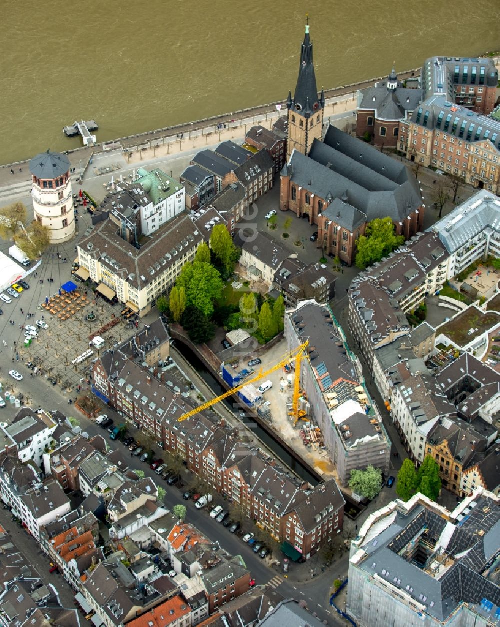 Luftbild Düsseldorf - Kirchengebäude Sankt Lambertus und Schlossturm am Burgplatz am Ufer des Flusses Rhein im Altstadt- Zentrum in Düsseldorf im Bundesland Nordrhein-Westfalen