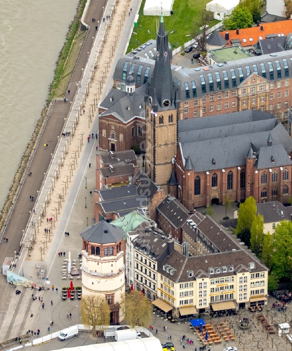 Luftaufnahme Düsseldorf - Kirchengebäude Sankt Lambertus und Schlossturm am Burgplatz am Ufer des Flusses Rhein im Altstadt- Zentrum in Düsseldorf im Bundesland Nordrhein-Westfalen