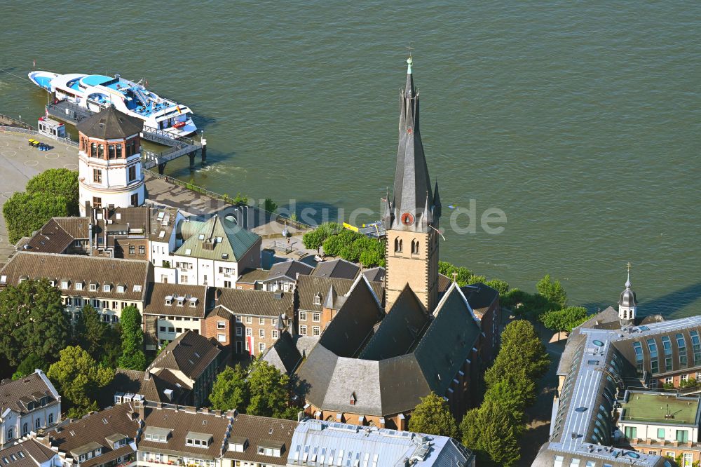 Luftaufnahme Düsseldorf - Kirchengebäude Sankt Lambertus und Schlossturm am Burgplatz am Ufer des Flusses Rhein im Altstadt- Zentrum in Düsseldorf im Bundesland Nordrhein-Westfalen