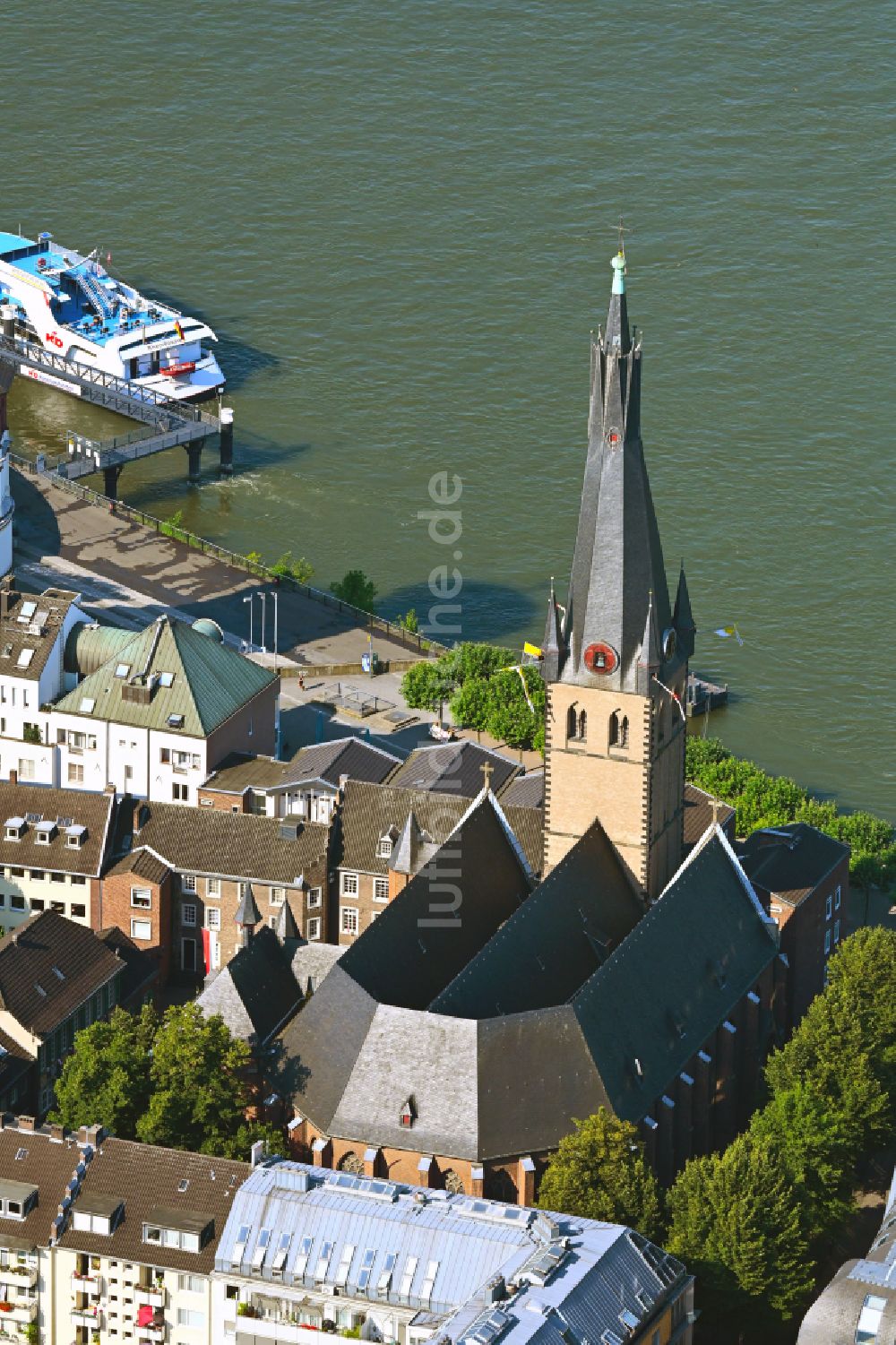 Düsseldorf von oben - Kirchengebäude Sankt Lambertus und Schlossturm am Burgplatz am Ufer des Flusses Rhein im Altstadt- Zentrum in Düsseldorf im Bundesland Nordrhein-Westfalen