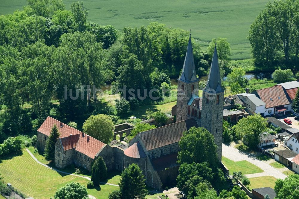 Hillersleben aus der Vogelperspektive: Kirchengebäude der Sankt Laurentius Kirche in Hillersleben im Bundesland Sachsen-Anhalt, Deutschland