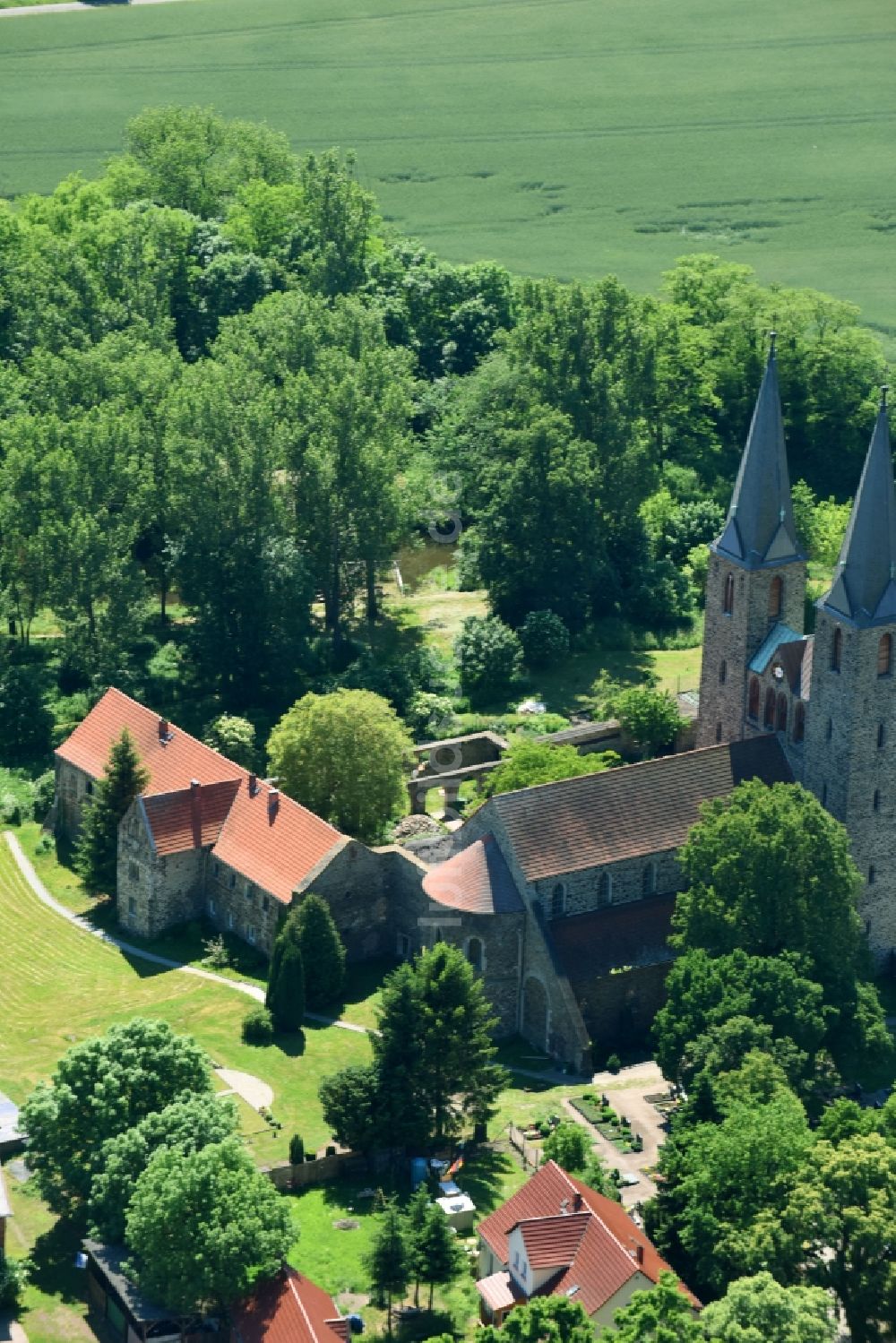 Luftbild Hillersleben - Kirchengebäude der Sankt Laurentius Kirche in Hillersleben im Bundesland Sachsen-Anhalt, Deutschland