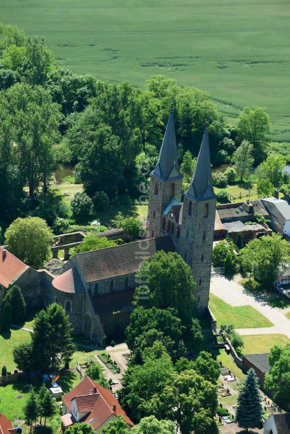 Luftaufnahme Hillersleben - Kirchengebäude der Sankt Laurentius Kirche in Hillersleben im Bundesland Sachsen-Anhalt, Deutschland