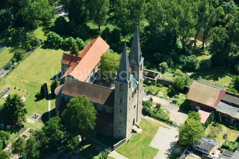 Hillersleben von oben - Kirchengebäude der Sankt Laurentius Kirche in Hillersleben im Bundesland Sachsen-Anhalt, Deutschland