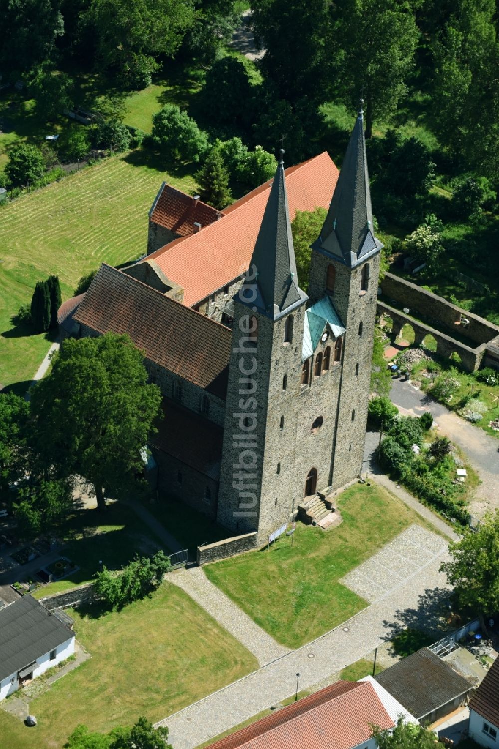 Hillersleben aus der Vogelperspektive: Kirchengebäude der Sankt Laurentius Kirche in Hillersleben im Bundesland Sachsen-Anhalt, Deutschland