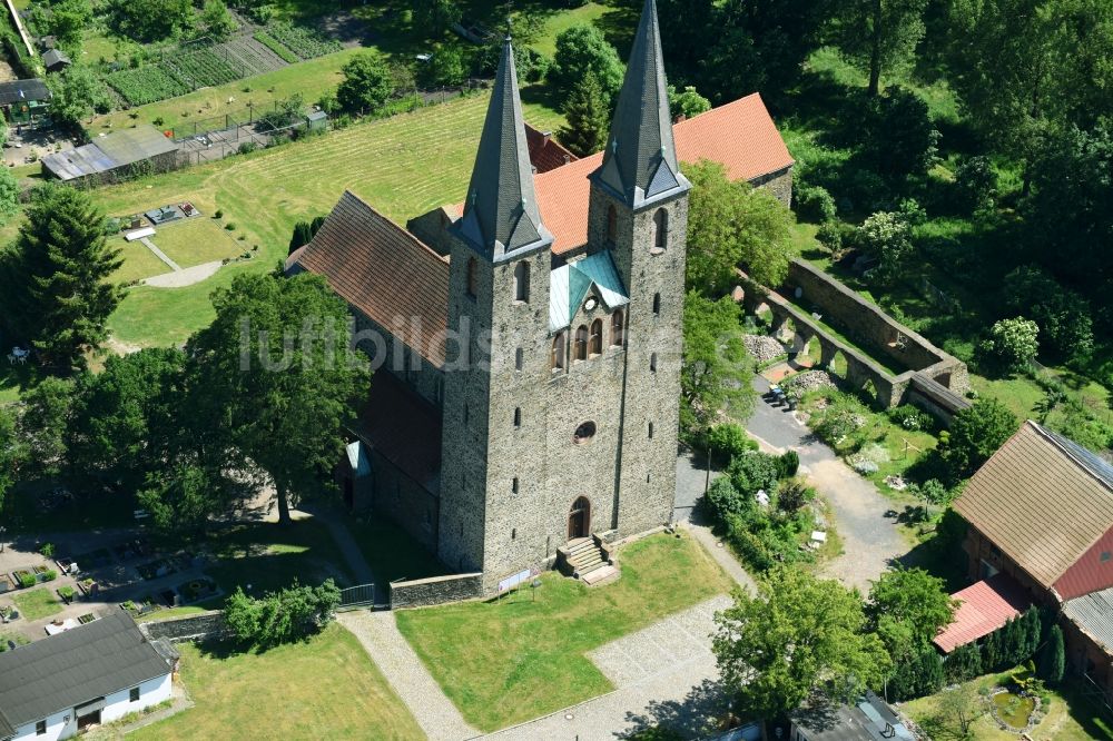 Luftbild Hillersleben - Kirchengebäude der Sankt Laurentius Kirche in Hillersleben im Bundesland Sachsen-Anhalt, Deutschland