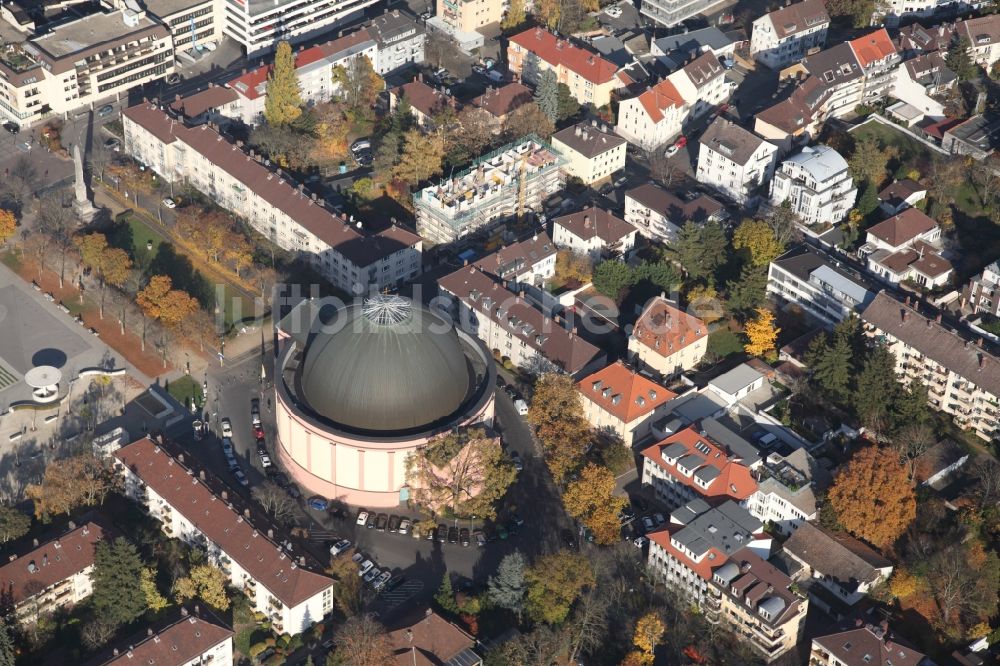 Darmstadt von oben - Kirchengebäude Sankt Ludwig im Altstadt- Zentrum in Darmstadt im Bundesland Hessen