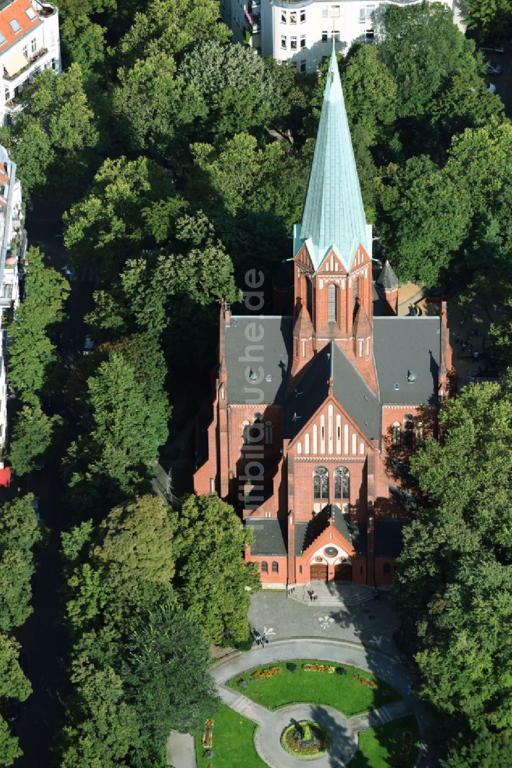 Berlin von oben - Kirchengebäude der Sankt Ludwig Kirche am Ludwigkirchplatz im Ortsteil Charlottenburg-Wilmersdorf in Berlin, Deutschland