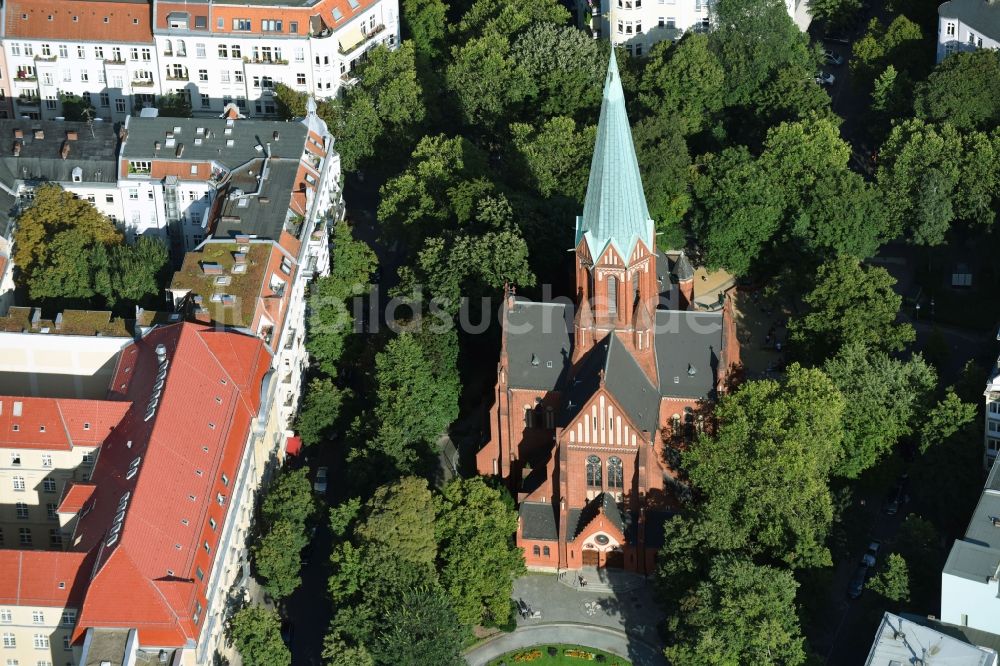 Berlin aus der Vogelperspektive: Kirchengebäude der Sankt Ludwig Kirche am Ludwigkirchplatz im Ortsteil Charlottenburg-Wilmersdorf in Berlin, Deutschland