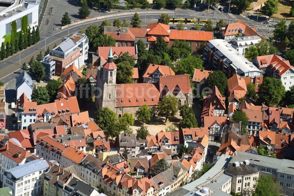 Luftaufnahme Braunschweig - Kirchengebäude der Sankt Magni Kirche im Magniviertel in Braunschweig im Bundesland Niedersachsen, Deutschland