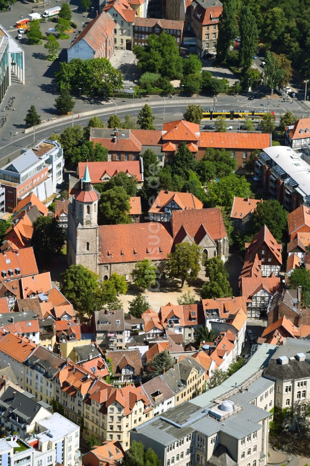 Braunschweig von oben - Kirchengebäude der Sankt Magni Kirche im Magniviertel in Braunschweig im Bundesland Niedersachsen, Deutschland