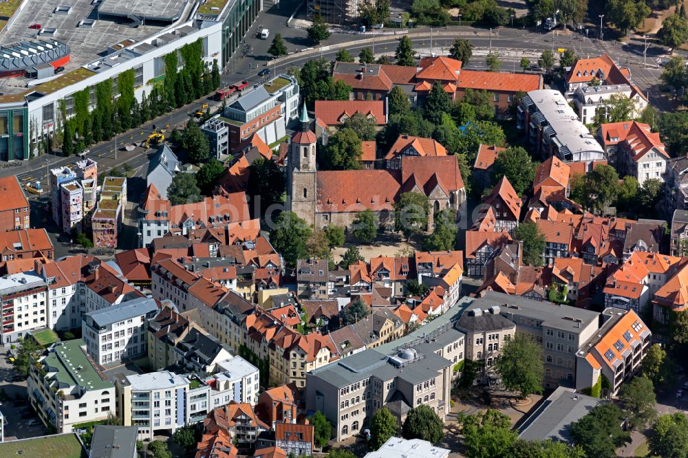 Braunschweig von oben - Kirchengebäude der Sankt Magni Kirche im Magniviertel in Braunschweig im Bundesland Niedersachsen, Deutschland