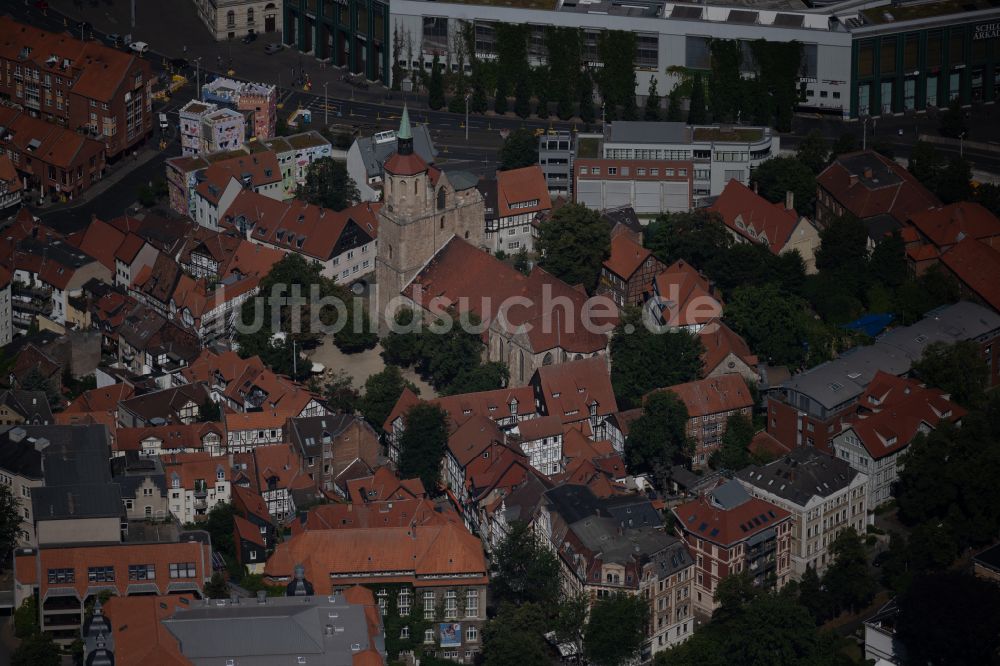 Luftaufnahme Braunschweig - Kirchengebäude der Sankt Magni Kirche im Magniviertel in Braunschweig im Bundesland Niedersachsen, Deutschland