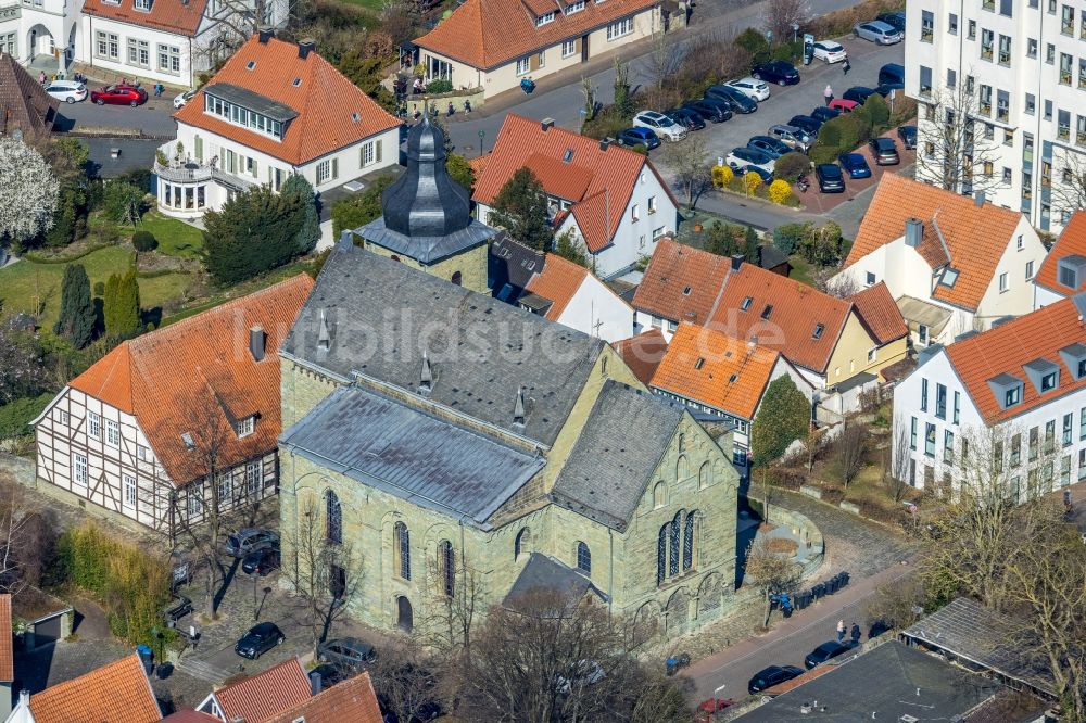 Soest aus der Vogelperspektive: Kirchengebäude der Sankt Maria zur Höhe in Soest im Bundesland Nordrhein-Westfalen, Deutschland