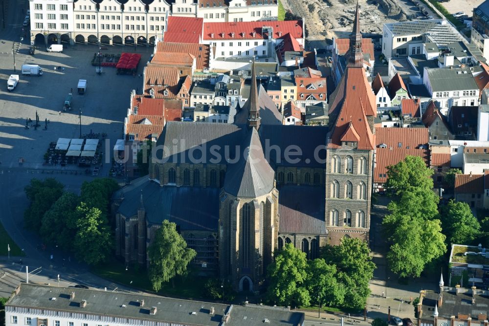 Luftbild Rostock - Kirchengebäude der Sankt-Marien-Kirche in Rostock im Bundesland Mecklenburg-Vorpommern, Deutschland