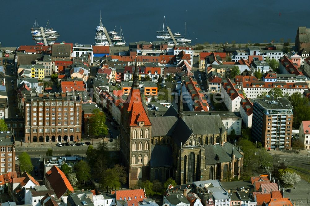 Luftbild Rostock - Kirchengebäude der Sankt-Marien-Kirche in Rostock im Bundesland Mecklenburg-Vorpommern, Deutschland