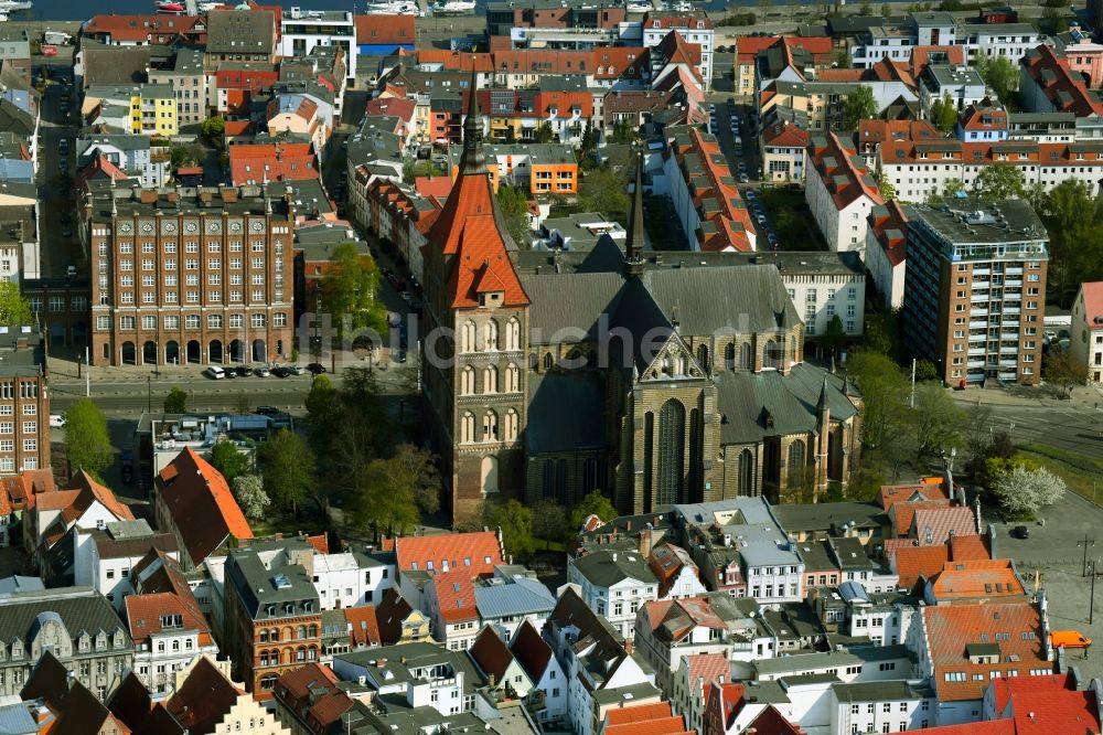 Luftaufnahme Rostock - Kirchengebäude der Sankt-Marien-Kirche in Rostock im Bundesland Mecklenburg-Vorpommern, Deutschland