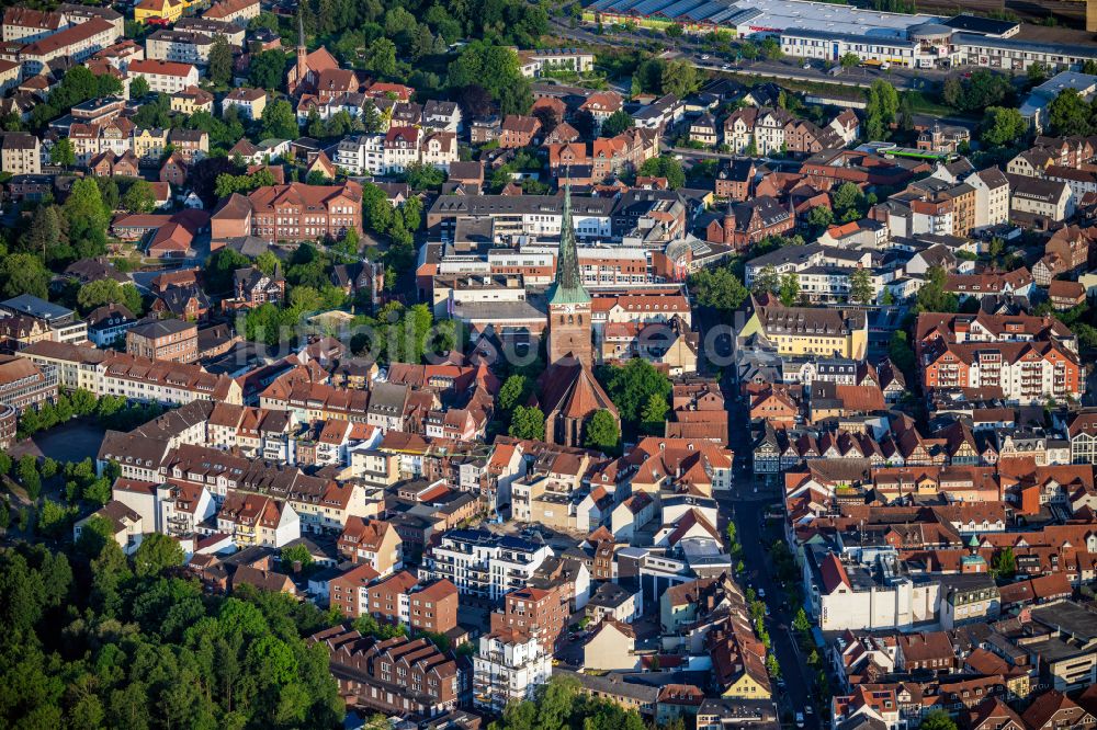 Uelzen aus der Vogelperspektive: Kirchengebäude der Sankt Marien Kirche in Uelzen im Bundesland Niedersachsen, Deutschland