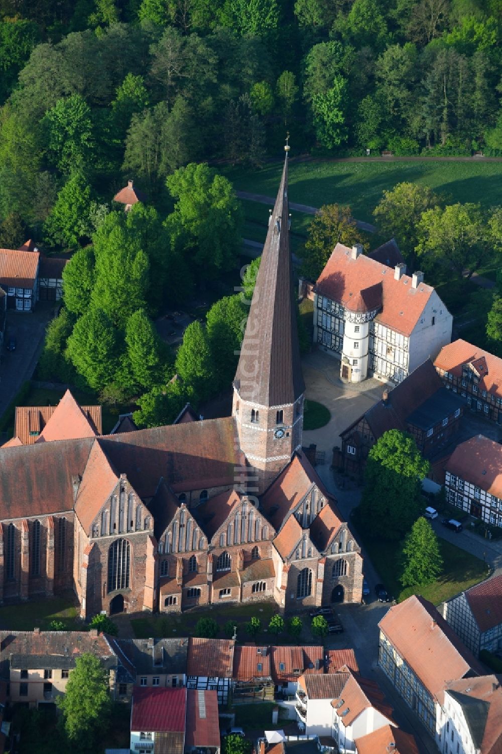 Salzwedel von oben - Kirchengebäude der Sankt Marien und Marienkirche in Salzwedel im Bundesland Sachsen-Anhalt, Deutschland