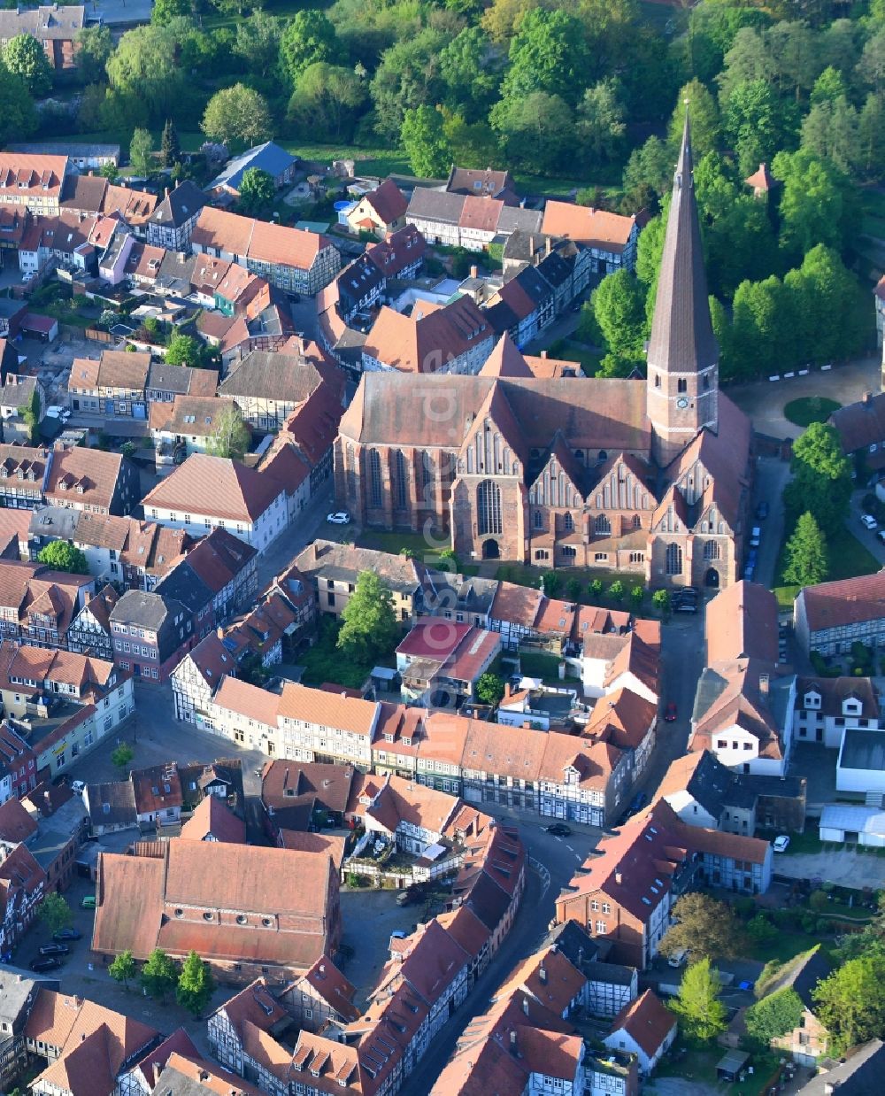 Salzwedel aus der Vogelperspektive: Kirchengebäude der Sankt Marien und Marienkirche in Salzwedel im Bundesland Sachsen-Anhalt, Deutschland