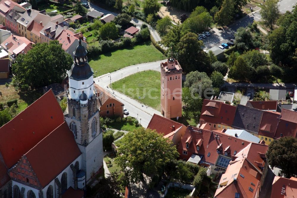 Kamenz aus der Vogelperspektive: Kirchengebäude Sankt Marien und der Rote Turm im Altstadt- Zentrum in Kamenz im Bundesland Sachsen, Deutschland