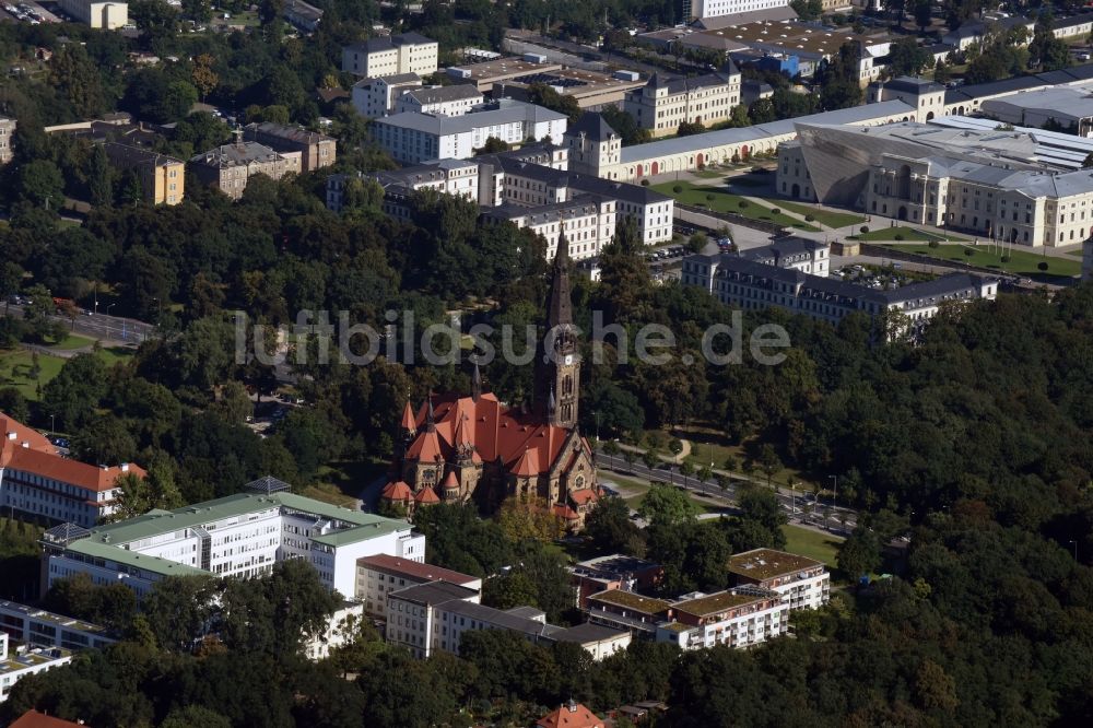 Dresden aus der Vogelperspektive: Kirchengebäude der Sankt Martin-Kirche in Dresden im Bundesland Sachsen