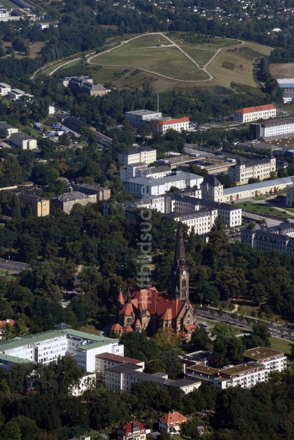 Luftaufnahme Dresden - Kirchengebäude der Sankt Martin-Kirche in Dresden im Bundesland Sachsen