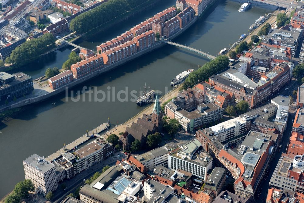 Bremen aus der Vogelperspektive: Kirchengebäude von Sankt Martini am Flussufer der Weser im Altstadt- Zentrum in Bremen