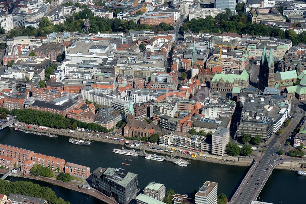 Bremen von oben - Kirchengebäude von Sankt Martini am Flussufer der Weser im Altstadt- Zentrum in Bremen