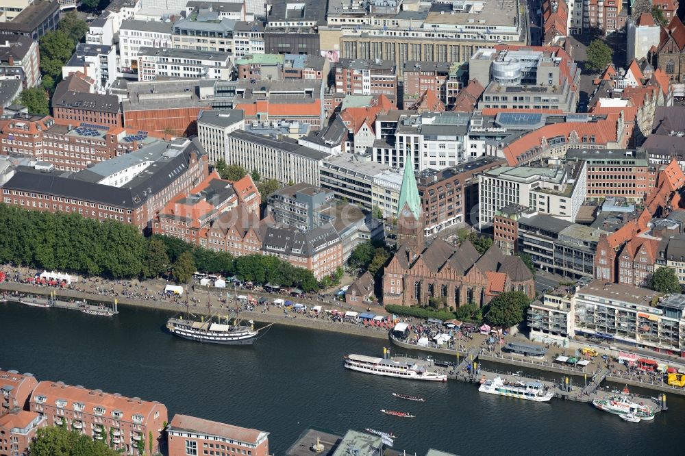 Luftbild Bremen - Kirchengebäude von Sankt Martini am Flussufer der Weser im Altstadt- Zentrum in Bremen