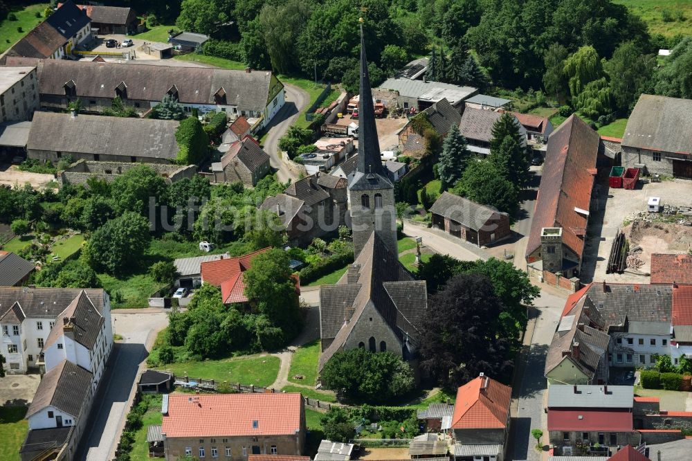 Luftaufnahme Gröningen - Kirchengebäude Sankt-Martini-Kirche, auch als St. Martin Kirche benannt im Altstadt- Zentrum in Gröningen im Bundesland Sachsen-Anhalt