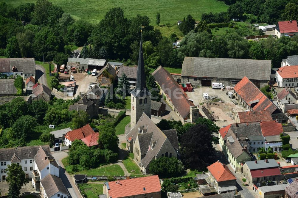 Gröningen von oben - Kirchengebäude Sankt-Martini-Kirche, auch als St. Martin Kirche benannt im Altstadt- Zentrum in Gröningen im Bundesland Sachsen-Anhalt