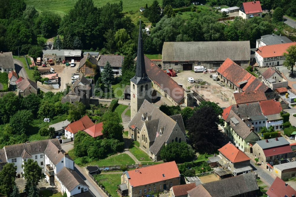 Gröningen aus der Vogelperspektive: Kirchengebäude Sankt-Martini-Kirche, auch als St. Martin Kirche benannt im Altstadt- Zentrum in Gröningen im Bundesland Sachsen-Anhalt