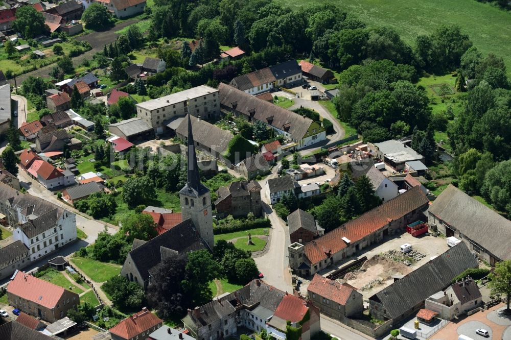 Luftaufnahme Gröningen - Kirchengebäude Sankt-Martini-Kirche, auch als St. Martin Kirche benannt im Altstadt- Zentrum in Gröningen im Bundesland Sachsen-Anhalt