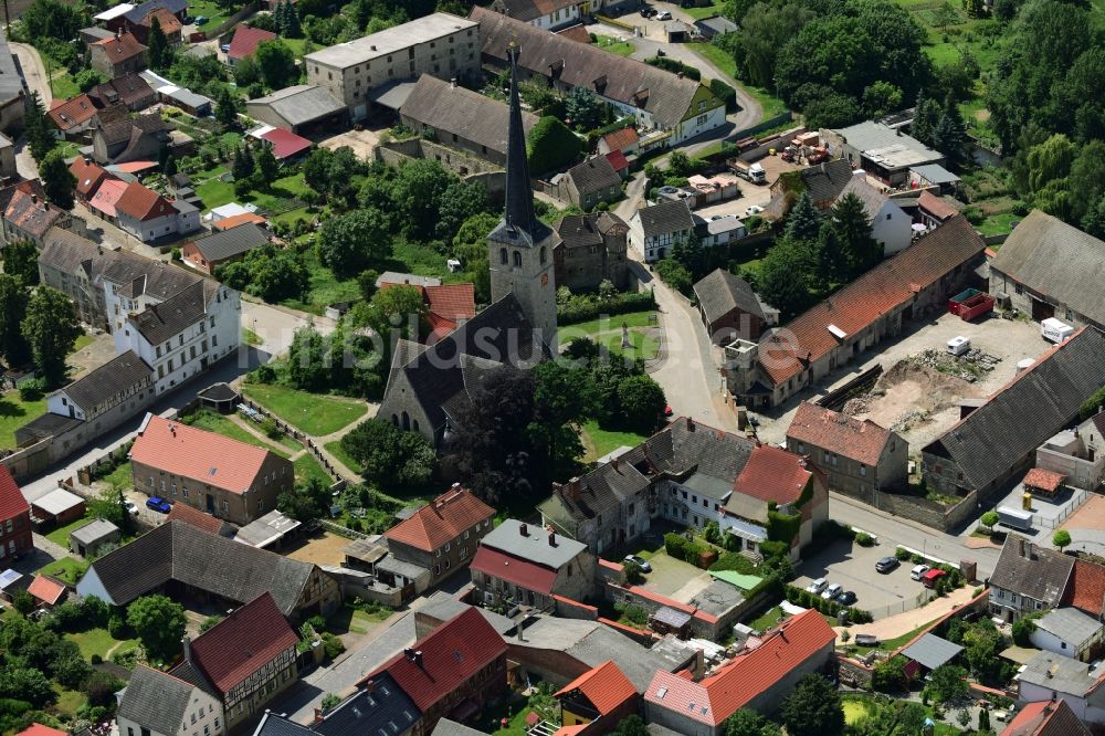 Gröningen von oben - Kirchengebäude Sankt-Martini-Kirche, auch als St. Martin Kirche benannt im Altstadt- Zentrum in Gröningen im Bundesland Sachsen-Anhalt