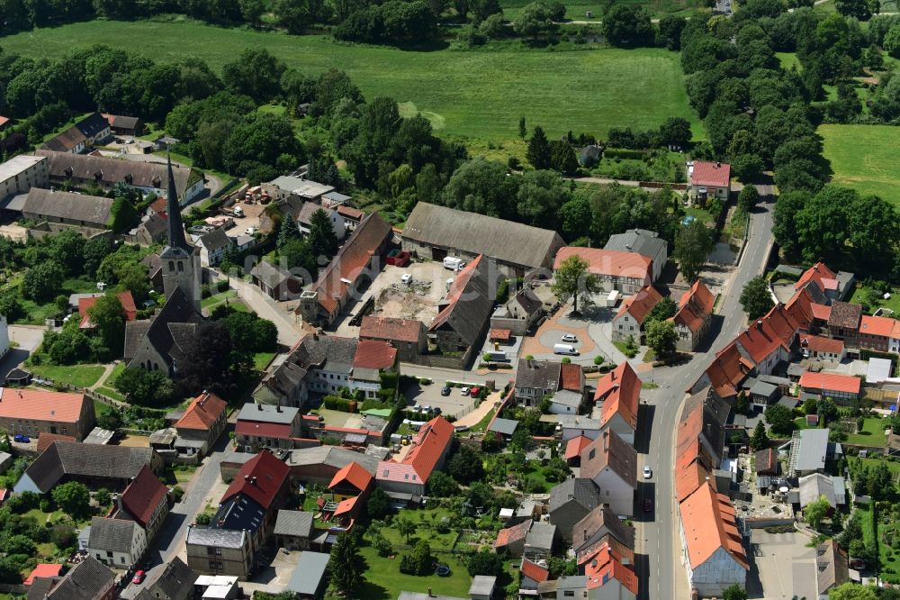 Gröningen aus der Vogelperspektive: Kirchengebäude Sankt-Martini-Kirche, auch als St. Martin Kirche benannt im Altstadt- Zentrum in Gröningen im Bundesland Sachsen-Anhalt