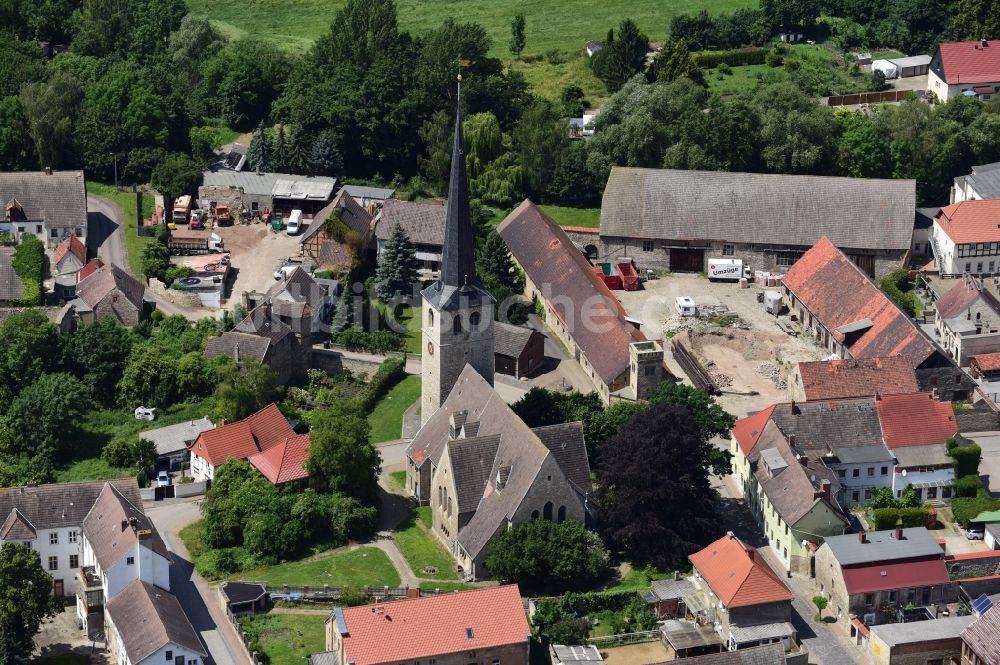 Luftaufnahme Gröningen - Kirchengebäude Sankt-Martini-Kirche, auch als St. Martin Kirche benannt im Altstadt- Zentrum in Gröningen im Bundesland Sachsen-Anhalt