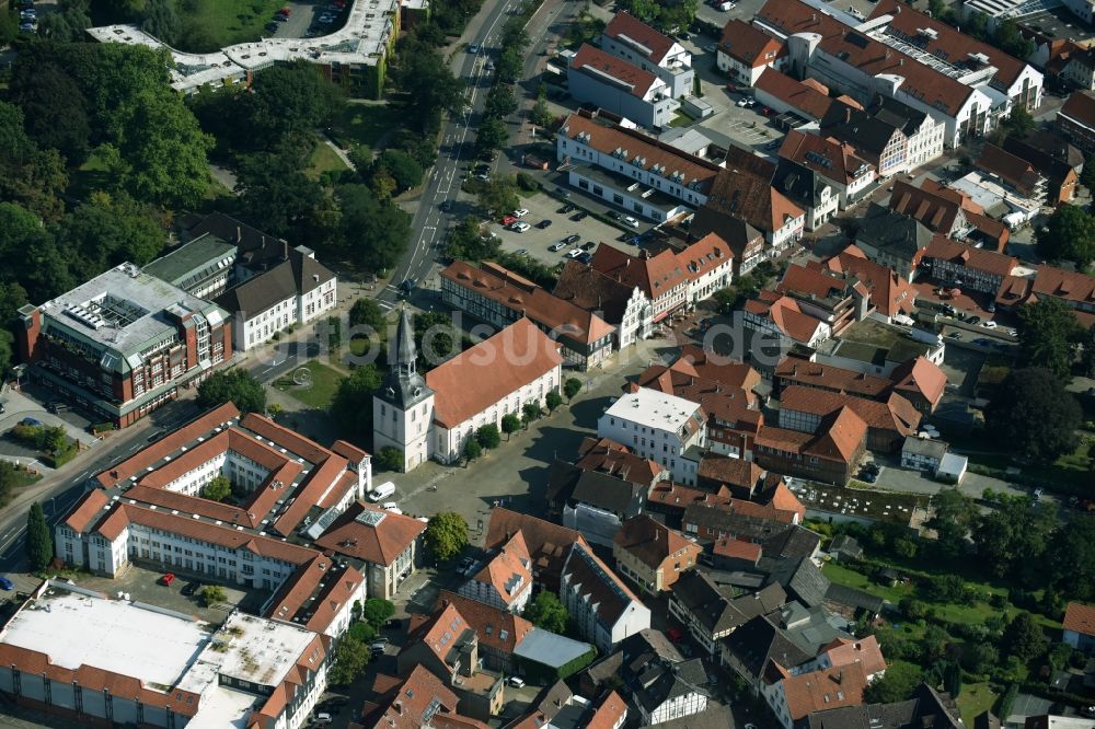 Gifhorn von oben - Kirchengebäude Sankt Nicolai am Marktplatz - Steinweg im Altstadt- Zentrum in Gifhorn im Bundesland Niedersachsen