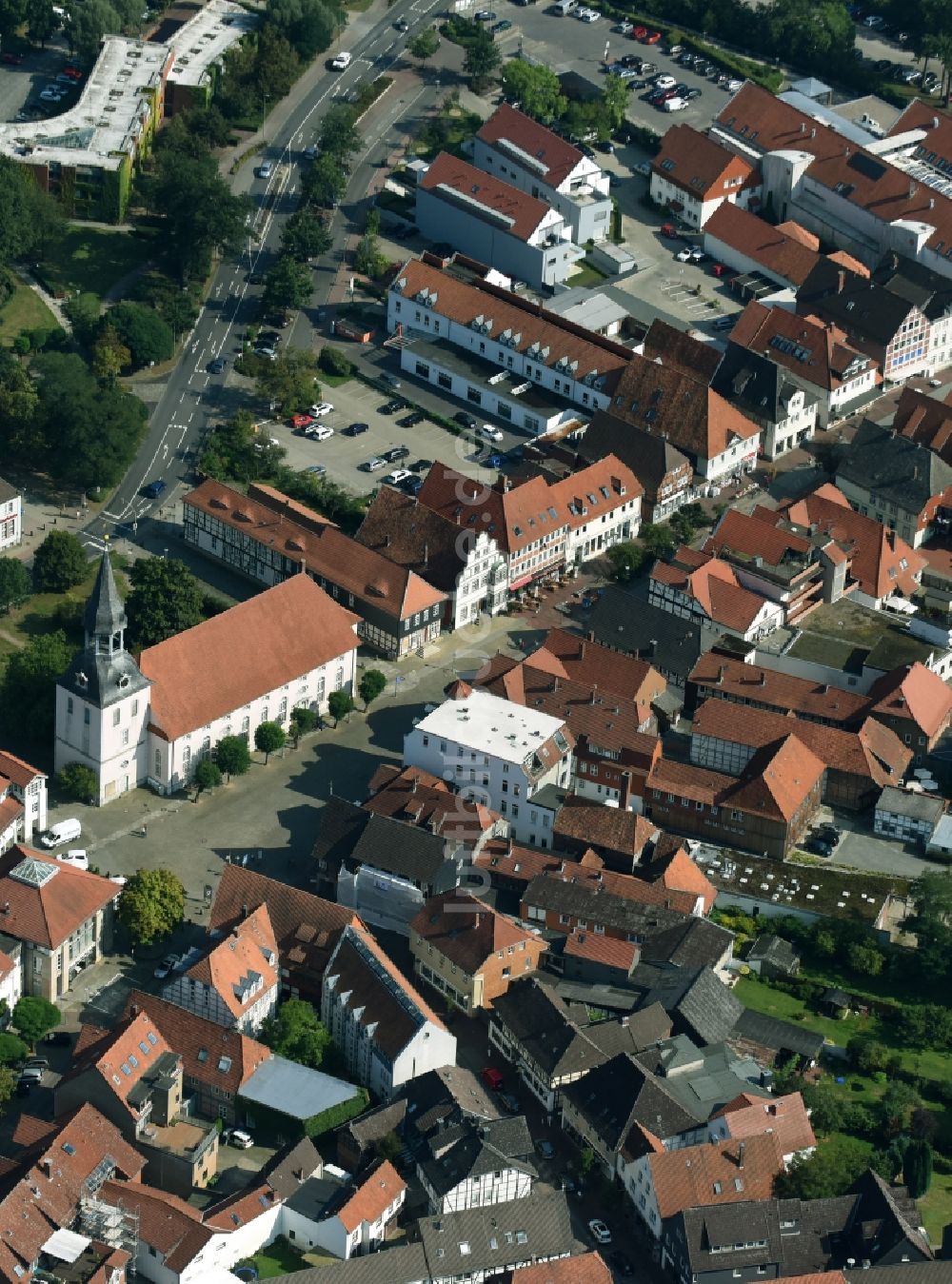 Gifhorn aus der Vogelperspektive: Kirchengebäude Sankt Nicolai am Marktplatz - Steinweg im Altstadt- Zentrum in Gifhorn im Bundesland Niedersachsen