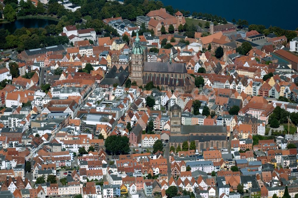 Stralsund von oben - Kirchengebäude der Sankt Nikolaikirche in Stralsund im Bundesland Mecklenburg-Vorpommern