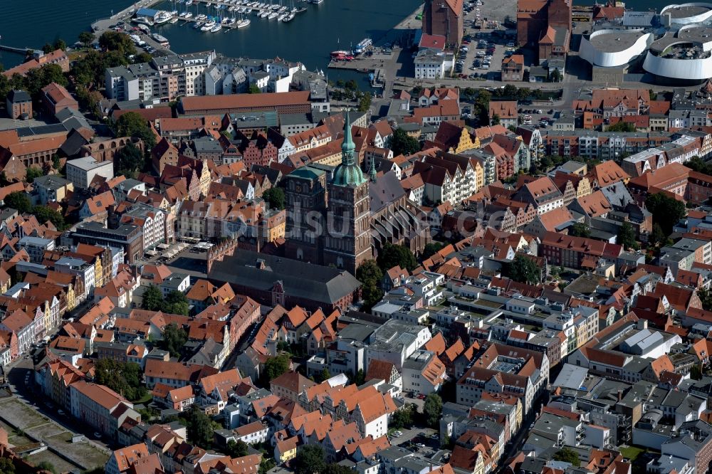 Stralsund aus der Vogelperspektive: Kirchengebäude der Sankt Nikolaikirche in Stralsund im Bundesland Mecklenburg-Vorpommern