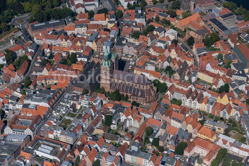 Luftbild Stralsund - Kirchengebäude der Sankt Nikolaikirche in Stralsund im Bundesland Mecklenburg-Vorpommern