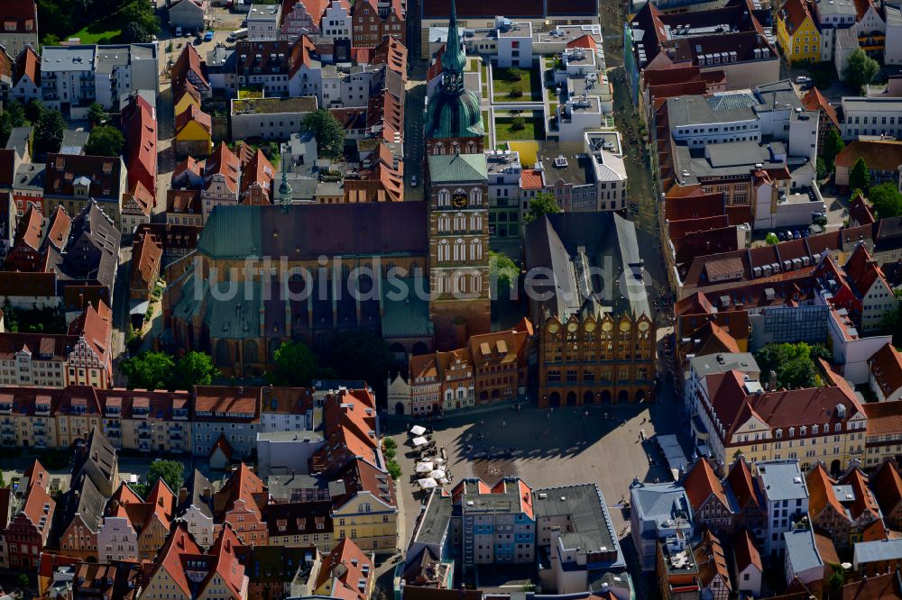 Luftaufnahme Stralsund - Kirchengebäude der Sankt Nikolaikirche in Stralsund im Bundesland Mecklenburg-Vorpommern