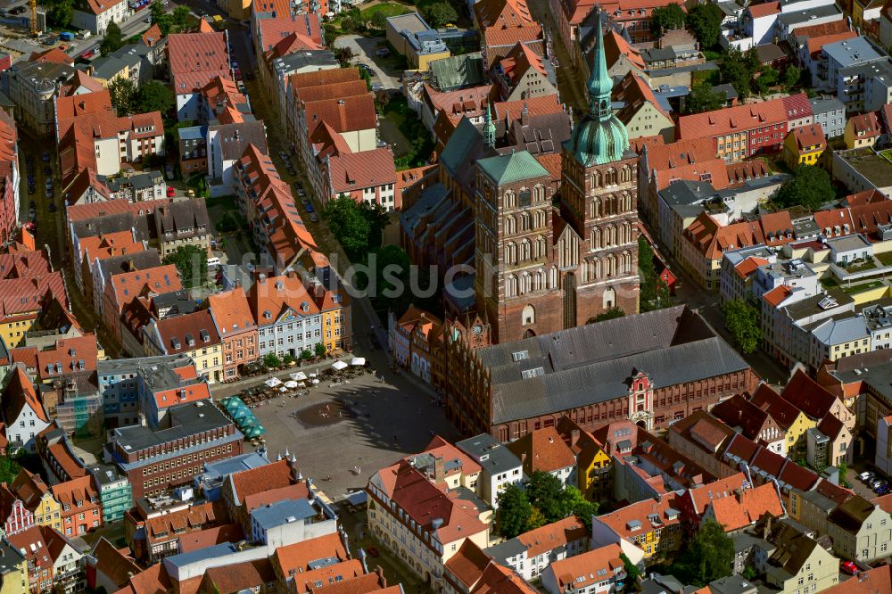 Stralsund aus der Vogelperspektive: Kirchengebäude der Sankt Nikolaikirche in Stralsund im Bundesland Mecklenburg-Vorpommern