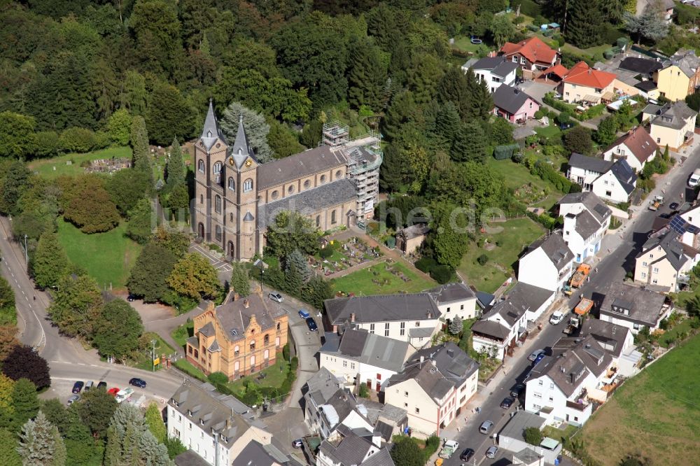 Koblenz von oben - Kirchengebäude der Sankt Nikolaus Gemeinde in Arenberg in Koblenz im Bundesland Rheinland-Pfalz